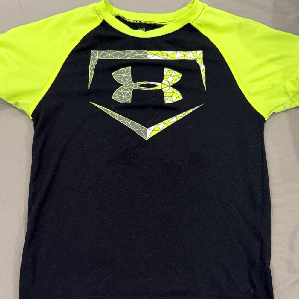 Under Armour Heat Gear Boys Shirt sports Black and Neon Green Tee Size 5 Soft